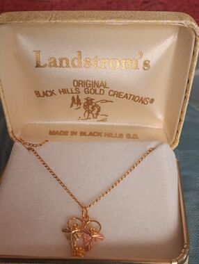 Black Hills Gold Tri-Leaf Pendant Necklace in Gold, Leafs are 10&14 KG.
